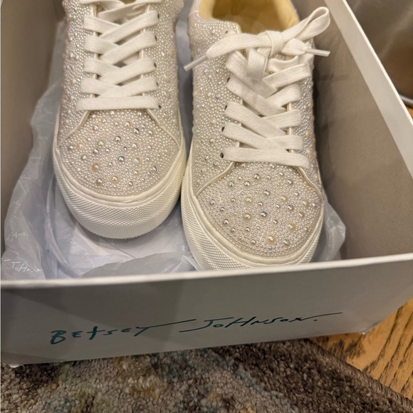 Betsy Johnson Sidny Ivory Pearl Sneaker pearl embellishment size 5.5 never worn - Picture 5 of 7